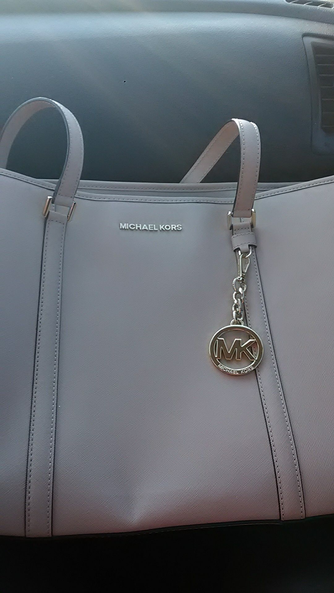 Micheal kors large tote 80$