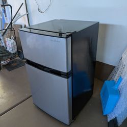 Mini fridge 