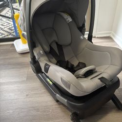 Nuna infant car seat With Base & Newborn Inserts 