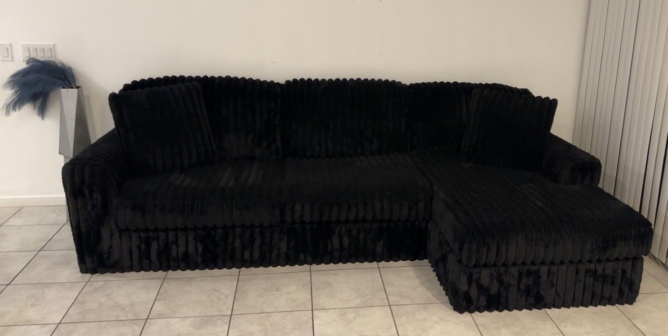 Black Onyx 2PC Sectional w/LAF Chaise