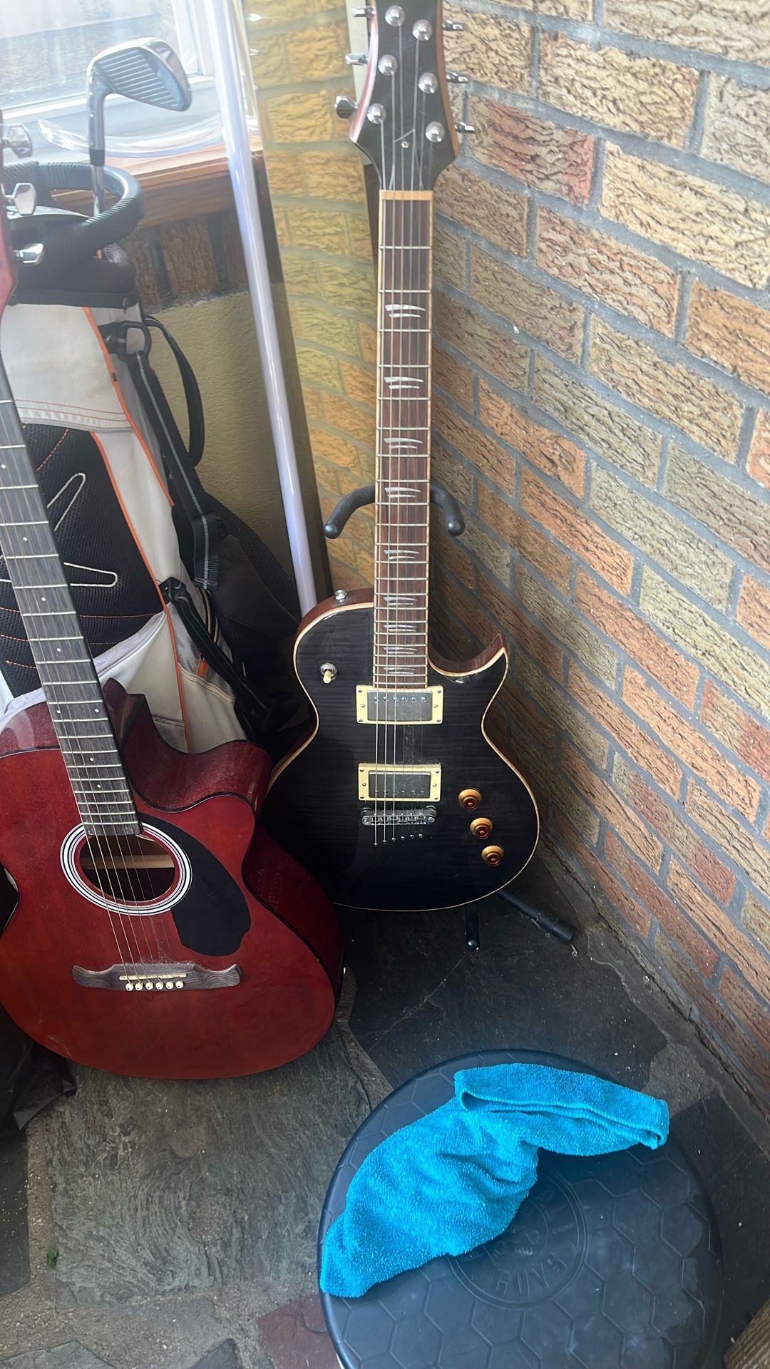 Electric guitar withstand an amp never used