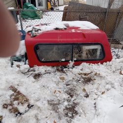 Camper Shell  Fits. Ford. RANGER. HAS  ALL. THE. WINDOWS   ITS. IN. GREAT SHAPE    RED. IN. COLOR .  COME  SEE IT.