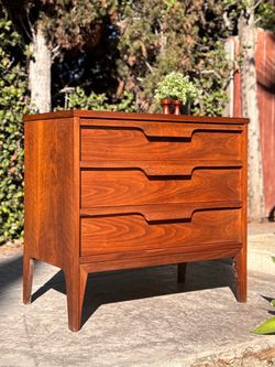 1960s Vintage Johnson Carper Mid-Century Modern Walnut Dresser
