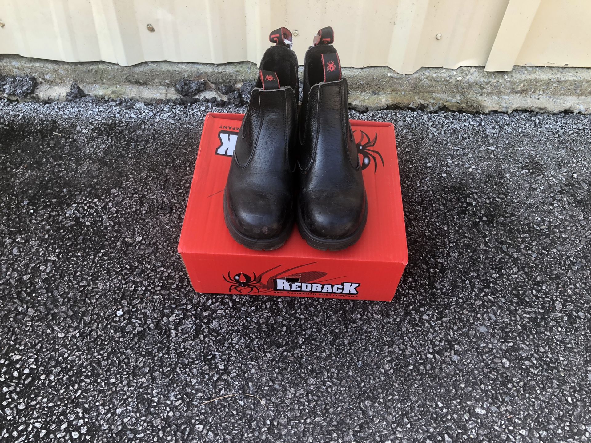 Red Back size 9 steer toe mechanic work boots (used 2 times)