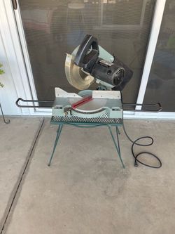Delta 10 inch chop / miter saw in great condition- heavy duty with cast iron base - model 36-220