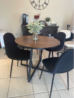 Round dining table set