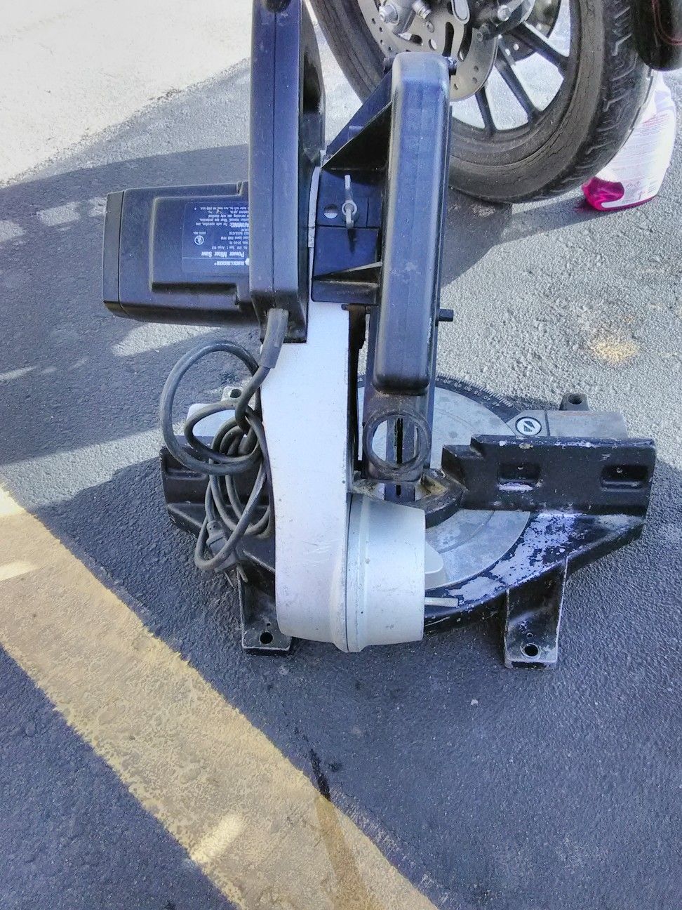 Black and decker 10 inch 2hp power miter saw for Sale in Wichita, KS
