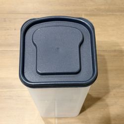 🍞 Rubbermaid Bread Keeper – Airtight Food Storage Container (Open Box, Never Used)