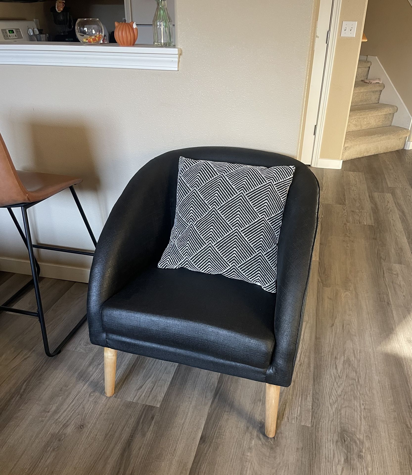 Modern Accent Chair Excellent Condition 