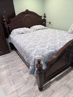 Dark Cherry Wood Queen Bed set