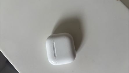 AirPods 4 noise cancellation