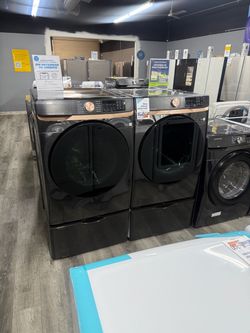 SAMSUNG 5.0 CU FT EXTRA LARGE CAPACITY SMART FRONT LOAD WASHER & GAS DRYER LAUNDRY PAIR WITH LAUNDRY PEDESTALS IN BRUSHED BLACK  😍