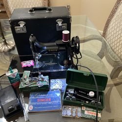 Singer 221 Featherweight Sewing Machine 1954