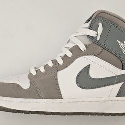 AIR JORDAN 1 MID (Size 12.5)