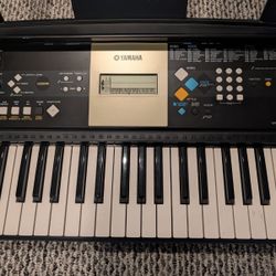  Yamaha YPT-220 61-Key Digital Keyboard - Excellent Condition with Stand