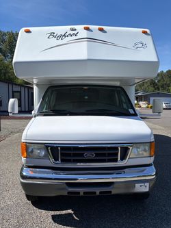 2004 Bigfoot 30MH24SL Class C Motorhome – Only 26,312 Miles – 72 Generator Hours