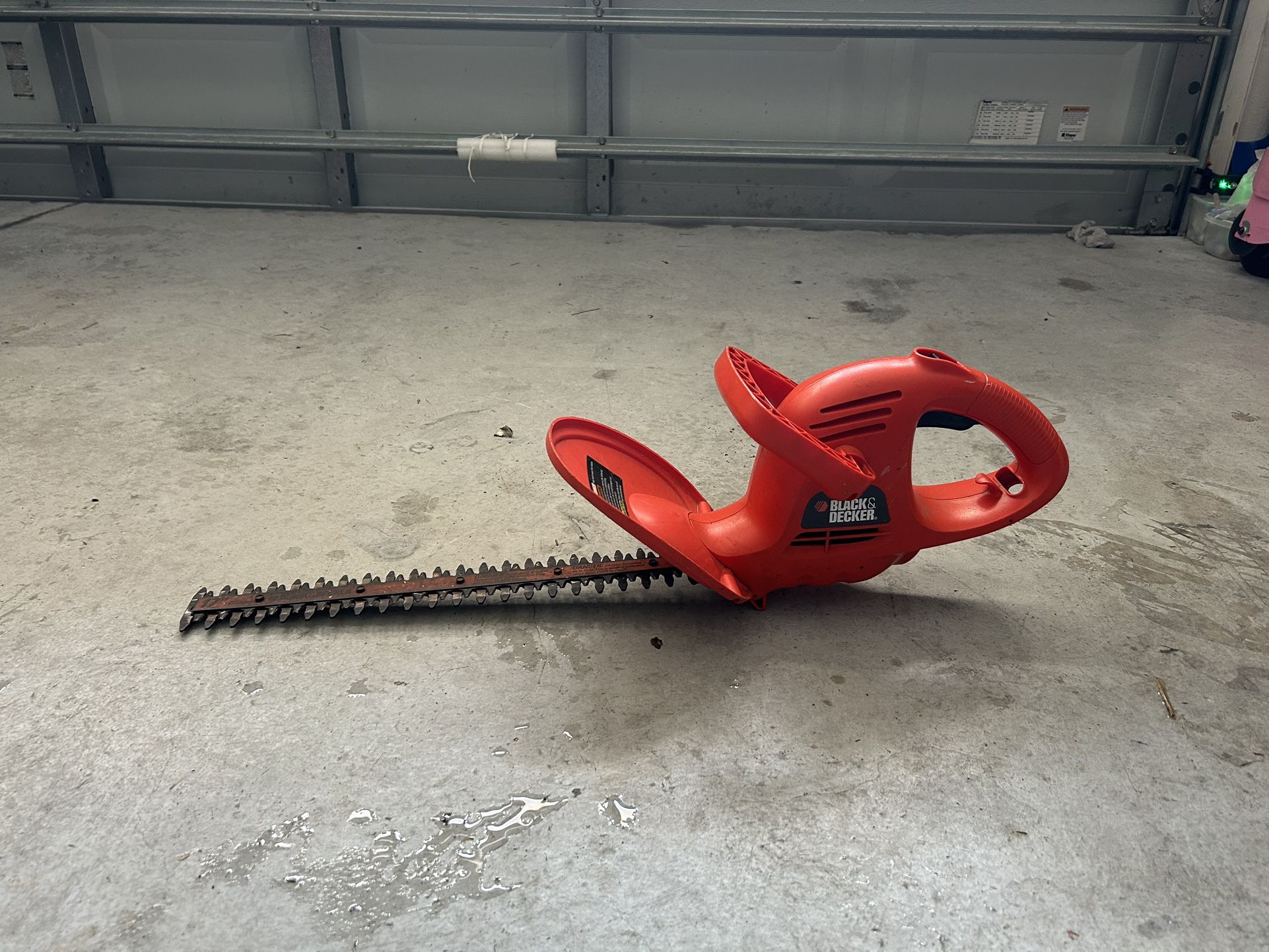 Black & Decker electric Hedge Trimmer. 17 inch