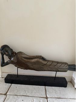 A Thai-style reclining Buddha statue