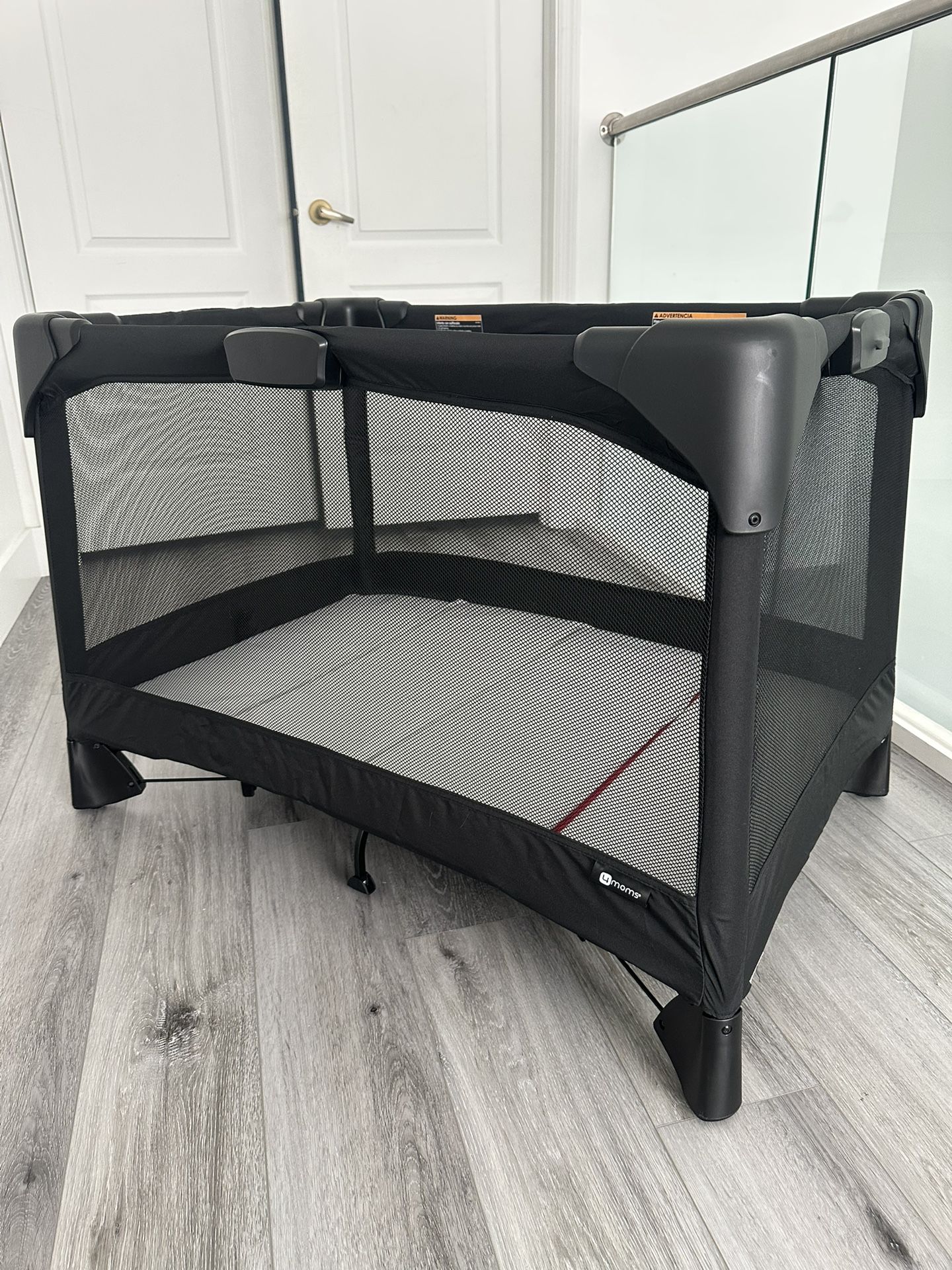 4moms Breeze Plus Portable Playard with Removable Bassinet and Baby Changing Station (4pack of sheets included)