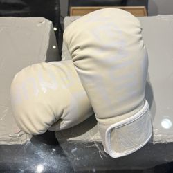 Woman’s Boxing Gloves 