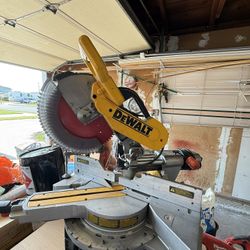 DEWALT DOUBLE BEVEL 779 MITER SAW  