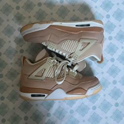 Women Jordan 4 shimmer size 7