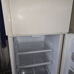 General Electric Fridge Apt Size 28 By 67 High 