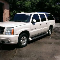 2 2004 CADILLAC ESCALADE ESV FOR PARTS   $3500 Gm