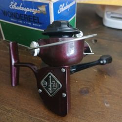 VINTAGE 1970s SHAKESPEARE WONDEREEL ROYAL MAROON model 2052  FISHING REEL