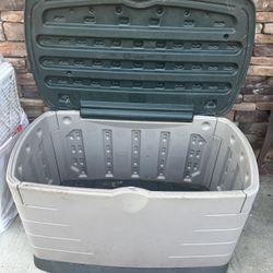 Rubermaid Container