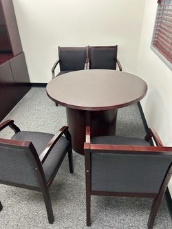 Mesa con sillas para oficina