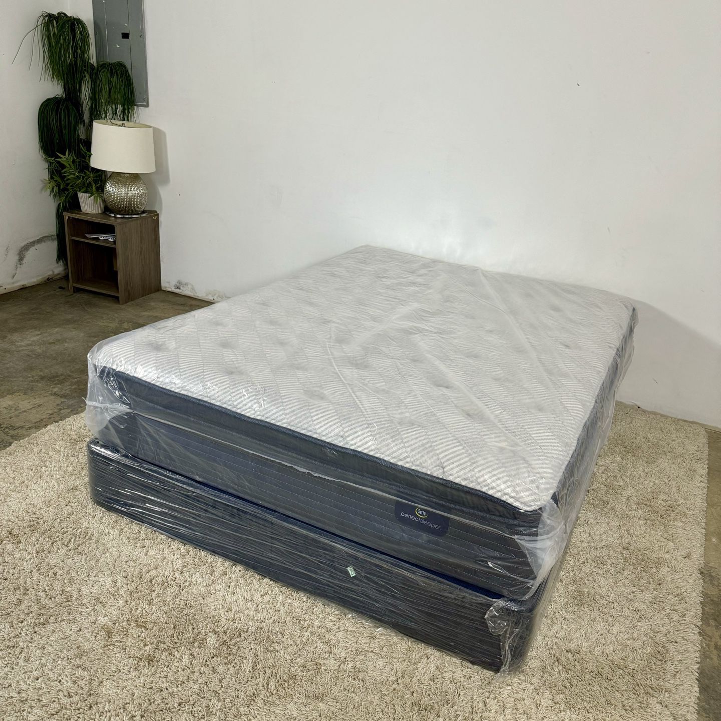 Queen Serta Perfectsleeper Mattress (Delivery Is Available) 