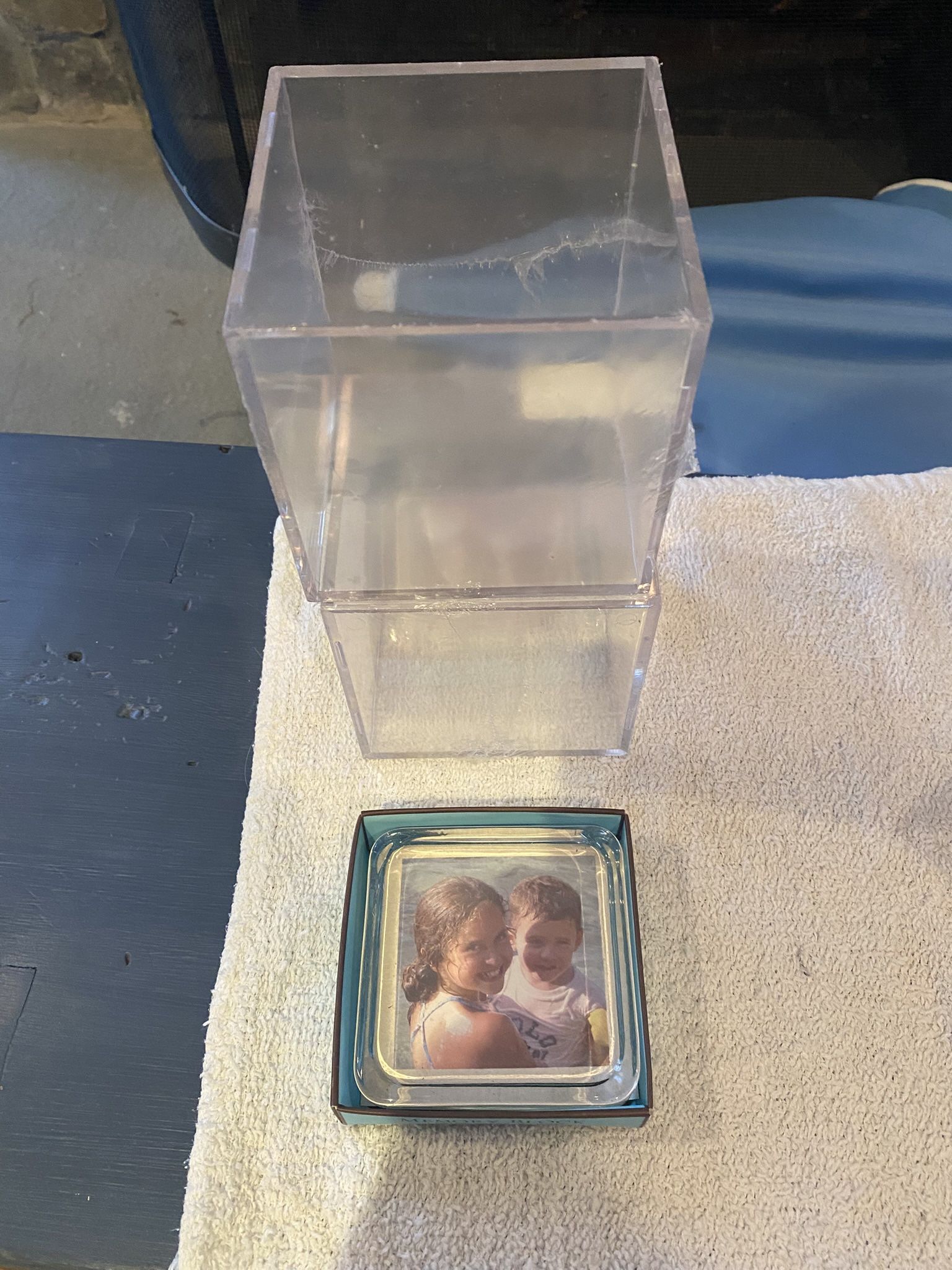 Photo holder cubes with paperweight