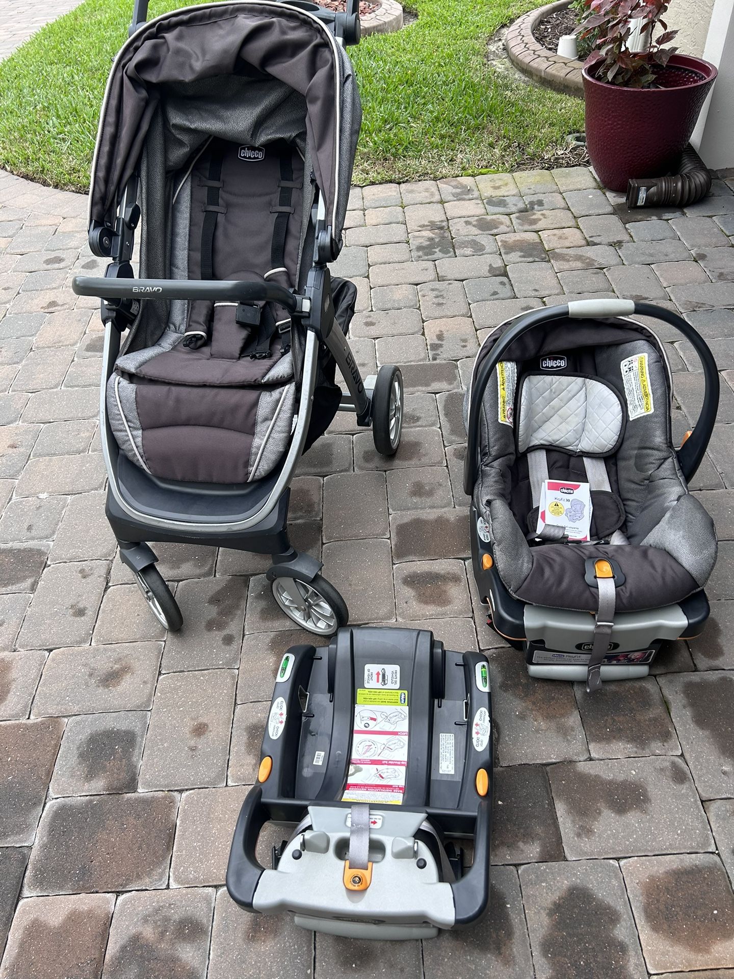 Chicco Bravo Trip Travel System With an Extra Base For Your Other Car ( CASH ONLY)