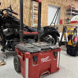 Milwaukee Packout 22in Rolling Tool Box