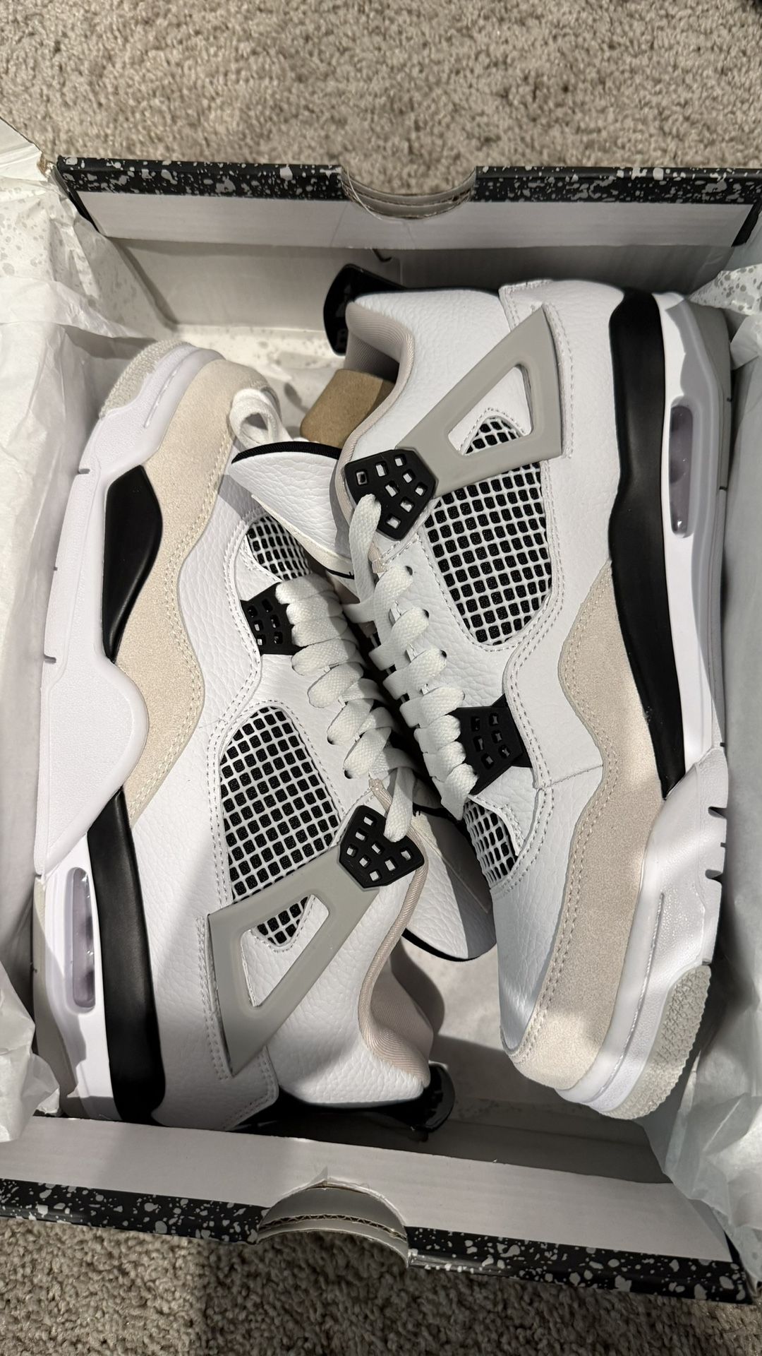 Jordan 4 (Military black)