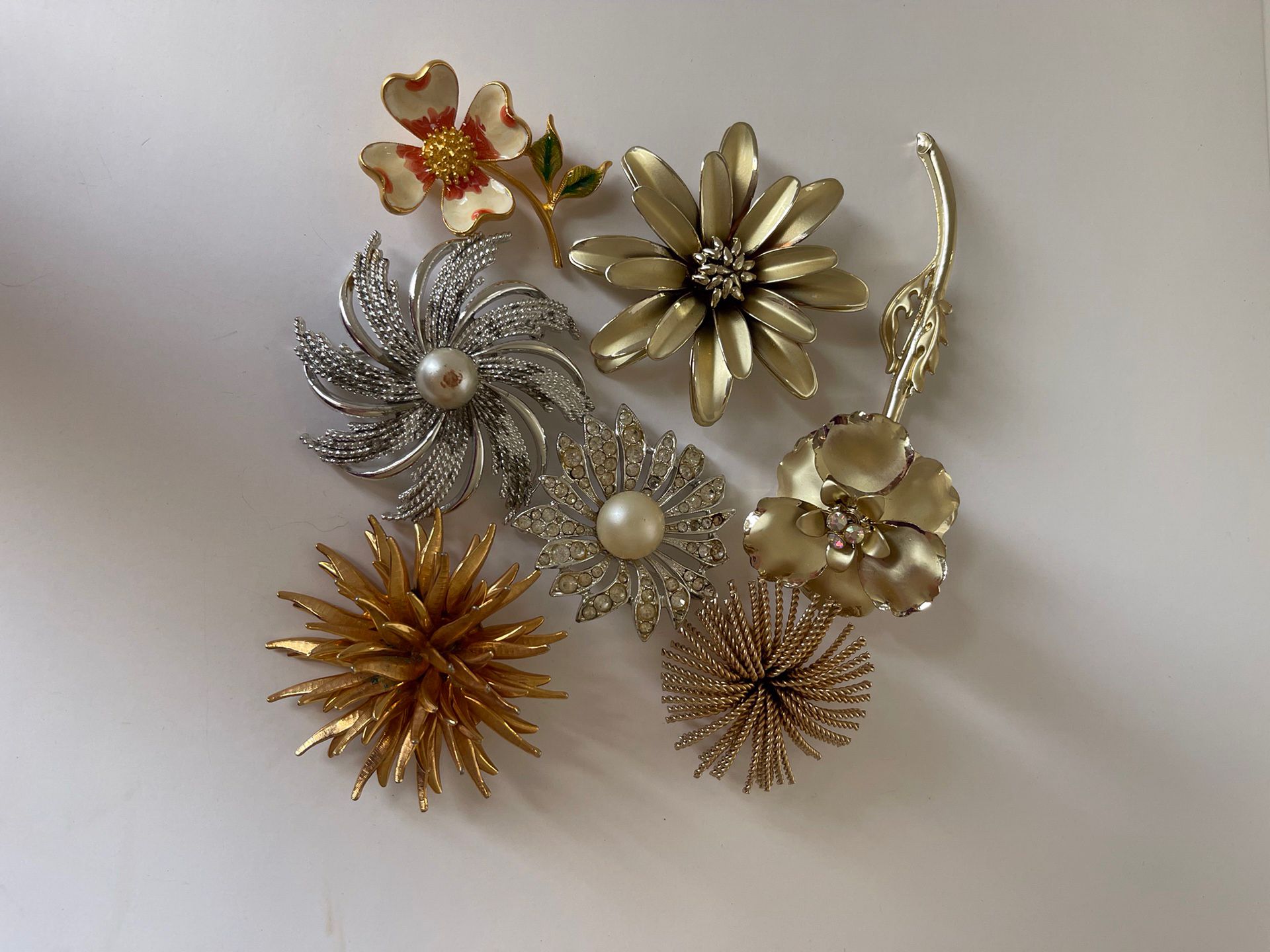 Vintage Brooches Retro Swirls Flowers Lot of 7