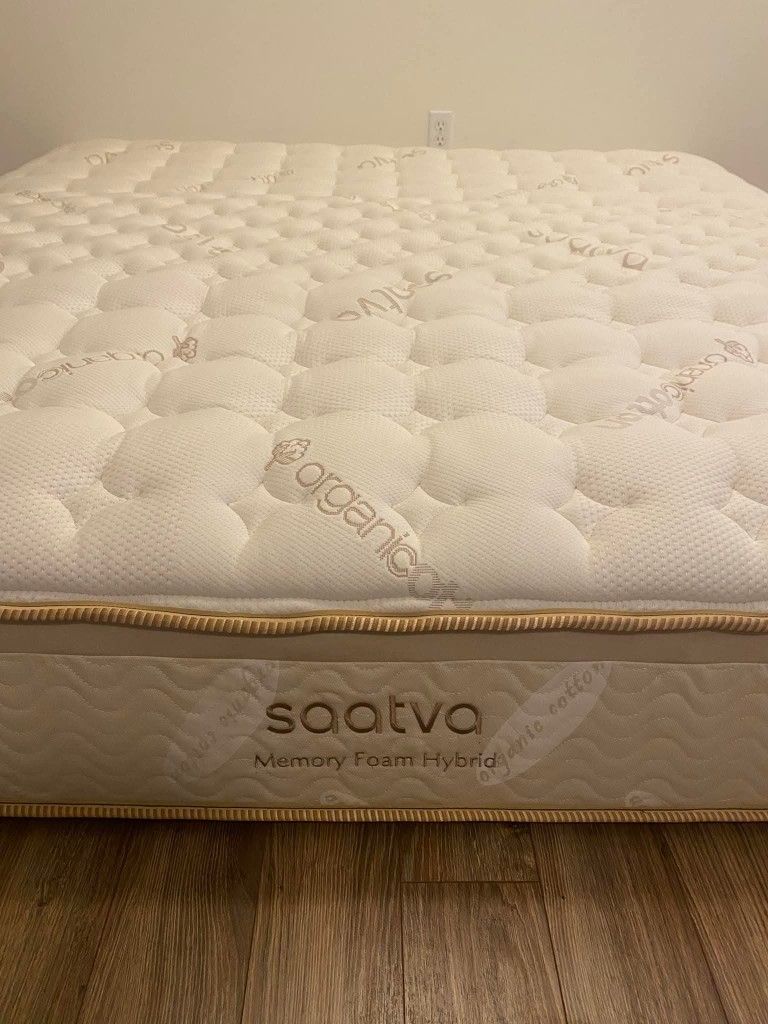 King Saatva Memory Foam Hybrid Mattress - Like New
