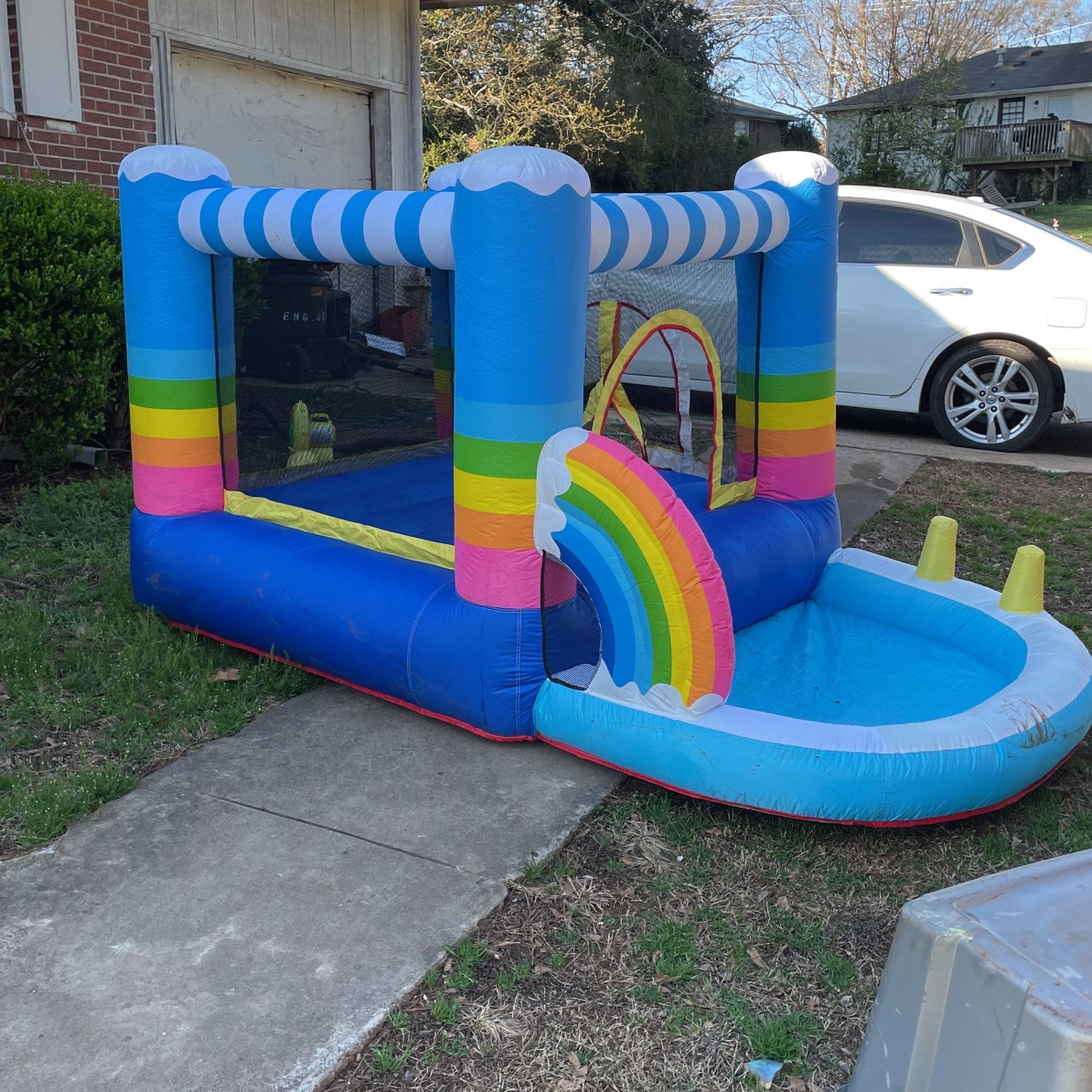 “GREAT BOUNCE HOUSE, NO ISSUES”
