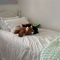 Twin Bed Frame (Pottery Barn used/usado) incluye corchon comp nuevo/includes mattress