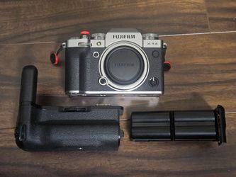 Silver Fujifilm X-T4 Camera Body with Genuine Battery Grip - EX+++