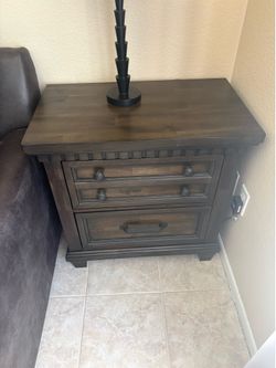 Two end stands with two charging ports each stand
