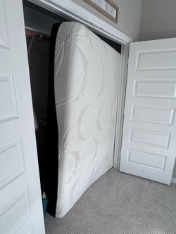 Queen Memory Foam Mattress - Excellent Condition