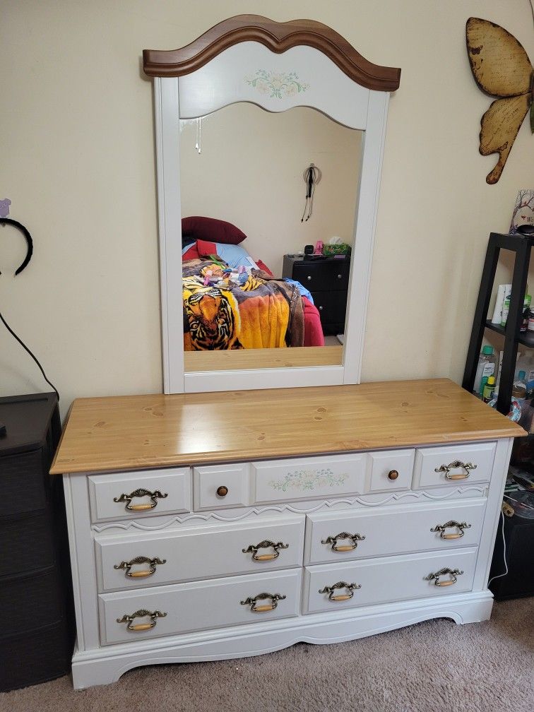 Dresser W/Mirror