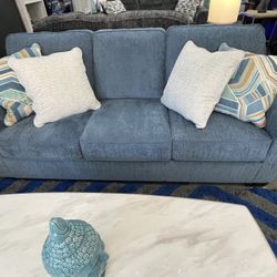 🛋️ Modern Comfort, Unbeatable Price! 🛋️ Upgrade your space with this stylish Ashley Sofa