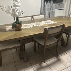 Table With Chairs And Mirror 