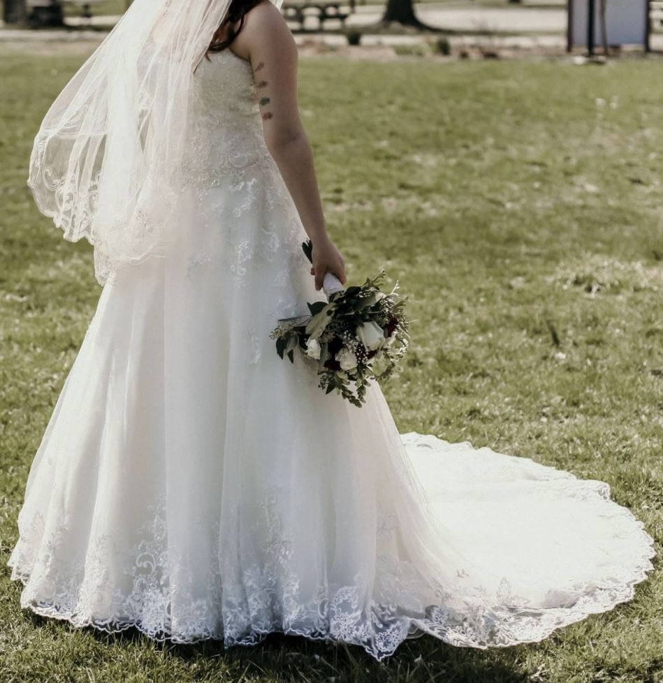 David’s Bridal Size 6 White/Champagne Wedding Dress, Slip, And Veil