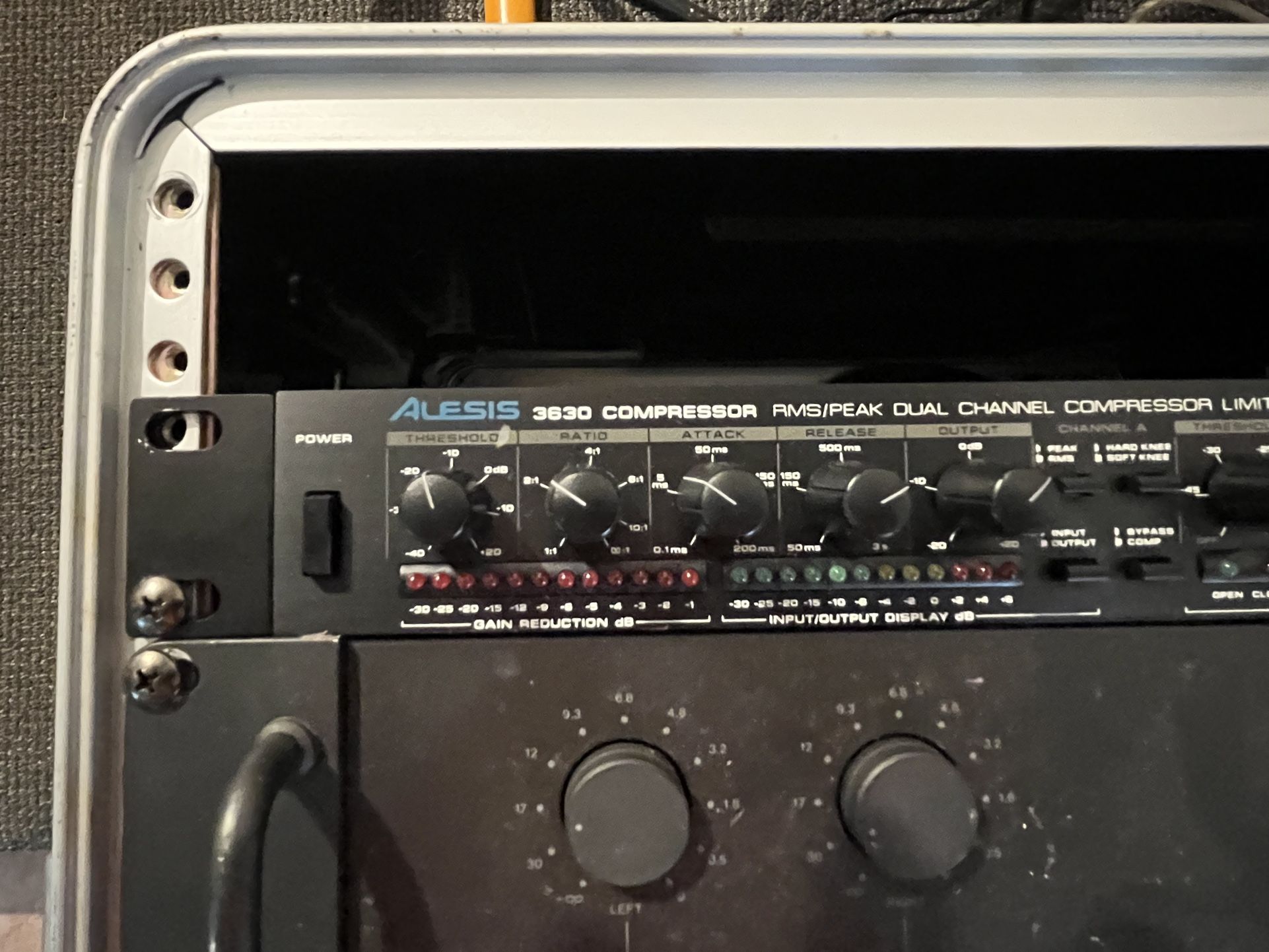ALESIS 3630 COMPRESSOR 