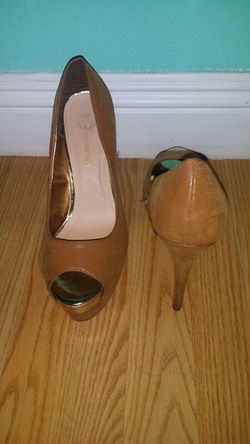Shoe dazzle brown high heels. ..size 10...great condition!