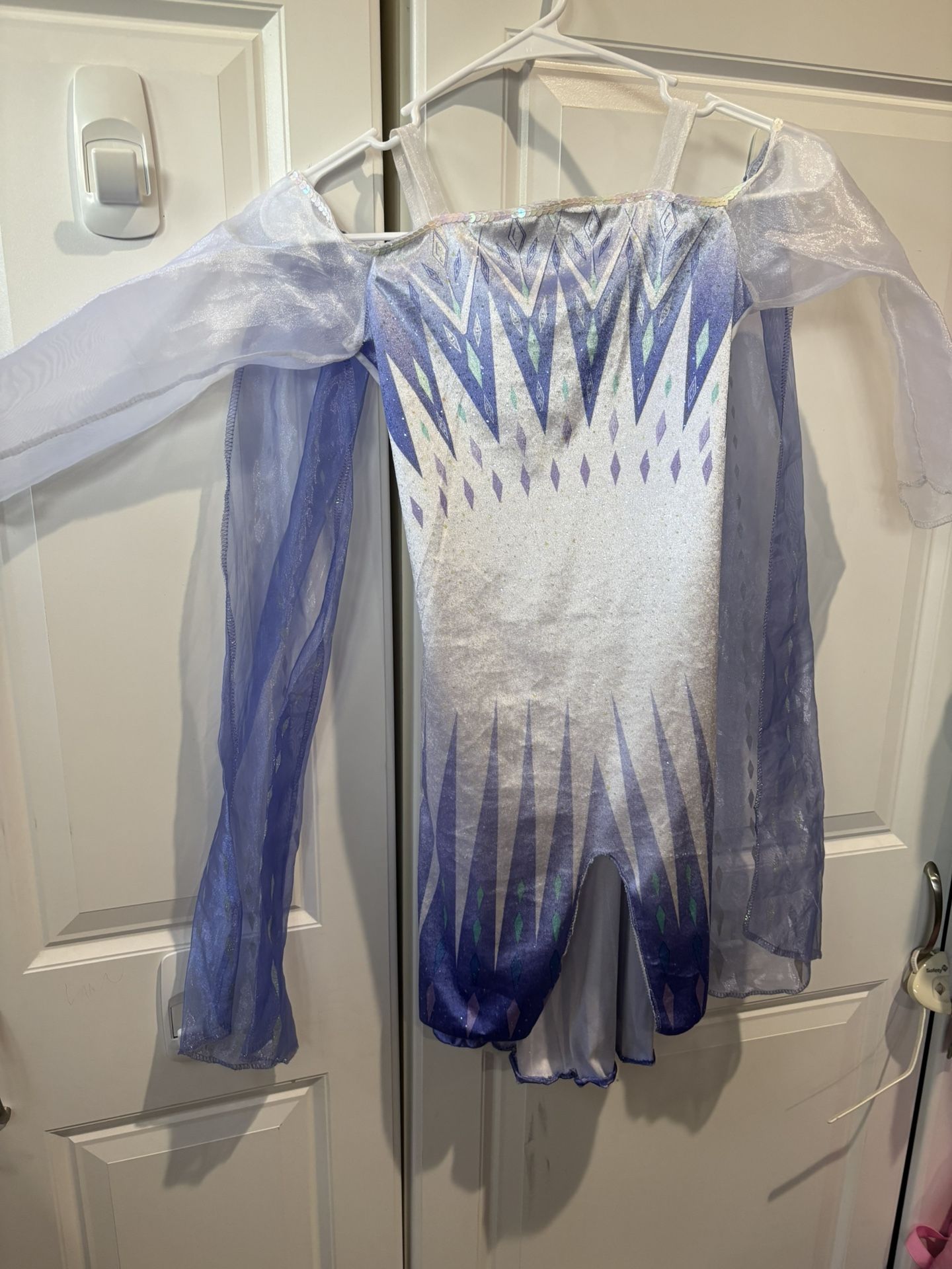 Girl’s Size 4-6 Disney’s Princess Elsa from Frozen Costume For Halloween Or Dress Up